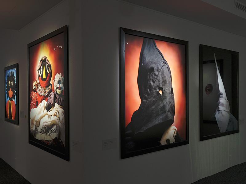 Vue de l'exposition d'Andres Serrano au Musée Maillol. © Tempora / dbcreation 