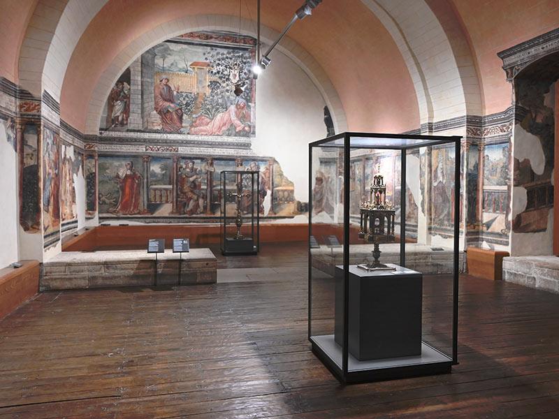Salle présentant des objets chrétiens d'époque médiévale. © Fundación Montemadrid / Javier Casares, 2024
