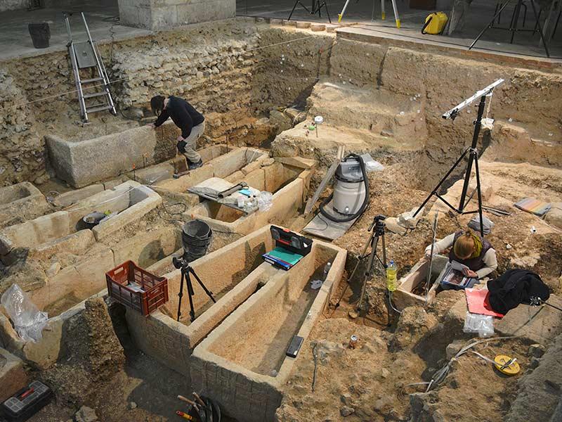 Sarcophages mérovingiens en cours de fouille dans le sondage de la nef de l’église Saint-Martin-au-Val.  © Direction de l’Archéologie, ville de Chartres