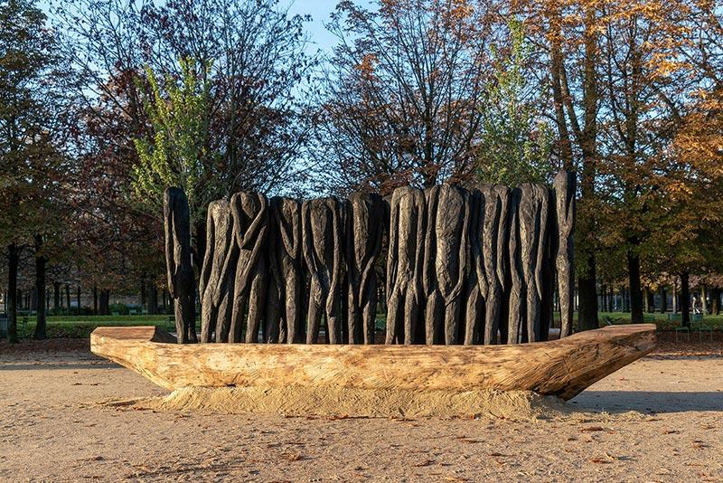 Jems Koko Bi, Empty, 2016, lors de son exposition au Jardin des Tuileries en 2021. © 2024 Bild-Kunst / Galerie Cécile Fakhoury © Adagp Paris 2024