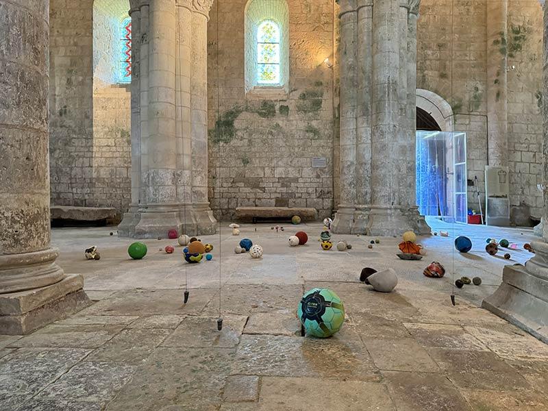 Linda Sanchez et Baptiste Croze, Roulé boulé (2020-2024), église Saint-Pierre, Biennale de Melle 2024 © Photo Olivier Gaulon