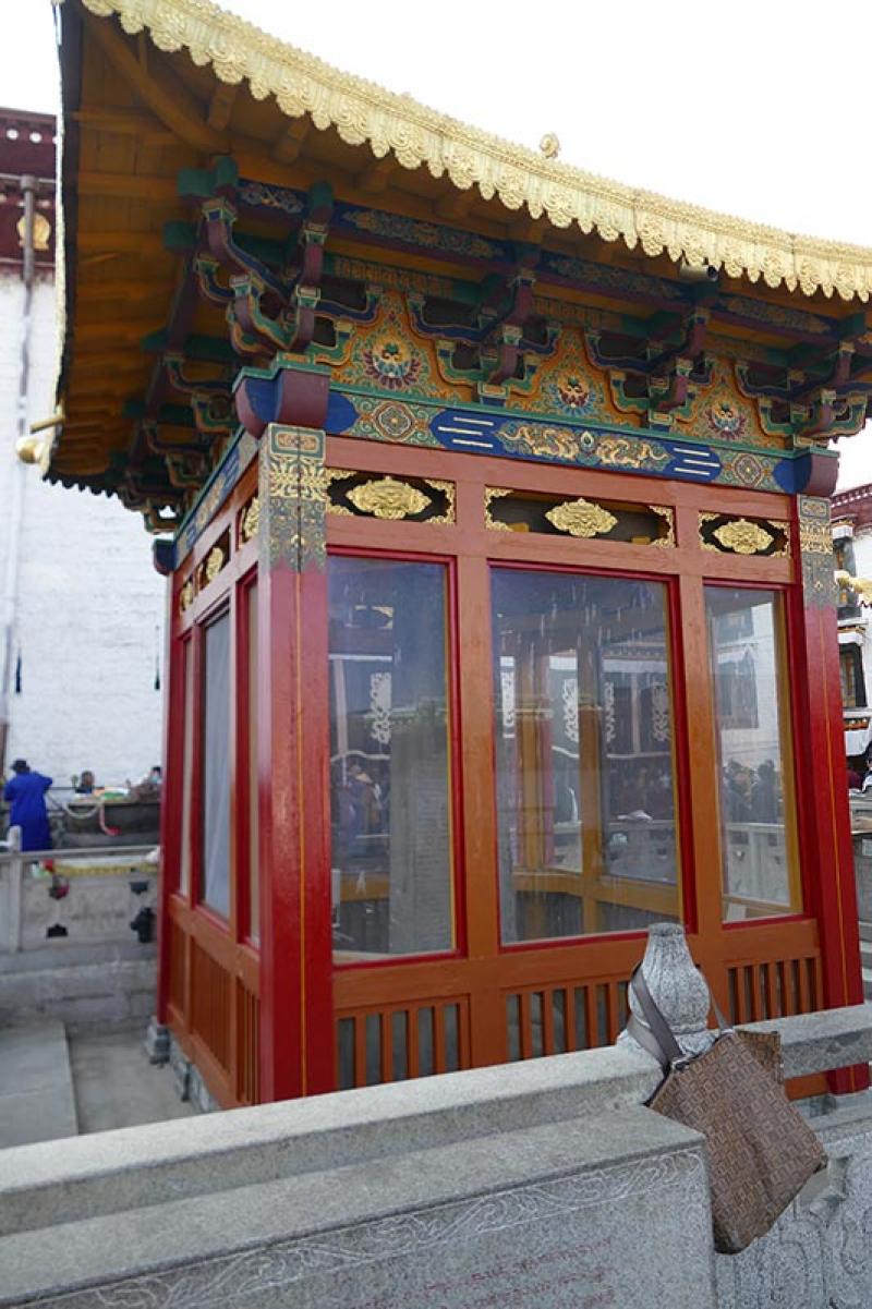 Un des pavillons chinois installés sur les stèles en face du temple du Jokhang à Lhassa, mai 2024 © Katia Buffetrille