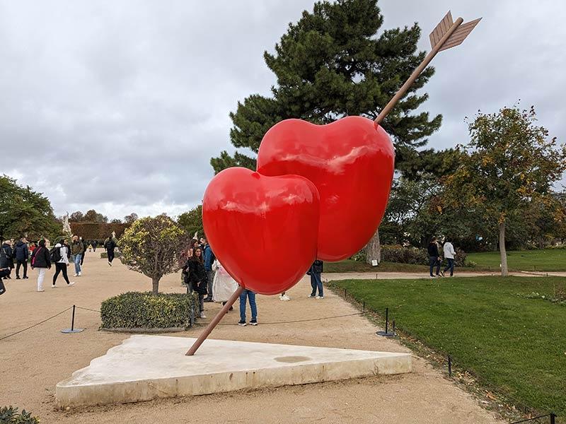 Gaetano Pesce (1939-2024), Double heart, 2022, présentée dans les jardins des Tuileries lors de Paris+ par Art Basel en octobre 2023 © Photo Ludovic Sanejouand pour LeJournaldesArts.fr