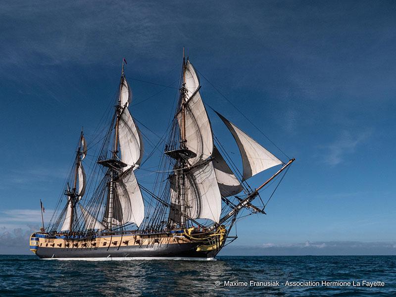 L'Hermione voguant sur la mer avant les travaux. © Maxime Franusiak / Association Hermione La Fayette