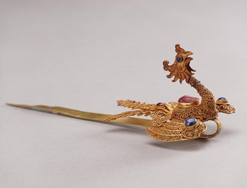 Épingle à cheveux à décor de phénix, Dynastie Ming (1368-1644), filigrane d'or serti de rubis et saphirs, 14 x 4 cm, Xi’an, musée des Beaux-Arts de Qujiang. © Peter Viem Kwok’s Dong Bo Zhai Collection