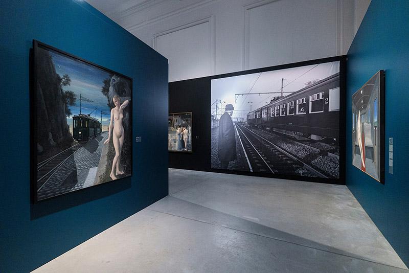 Vue de l'exposition Les Mondes de Paul Delvaux à la Boverie. © Tempora / dbcreation © Adagp Paris 2024