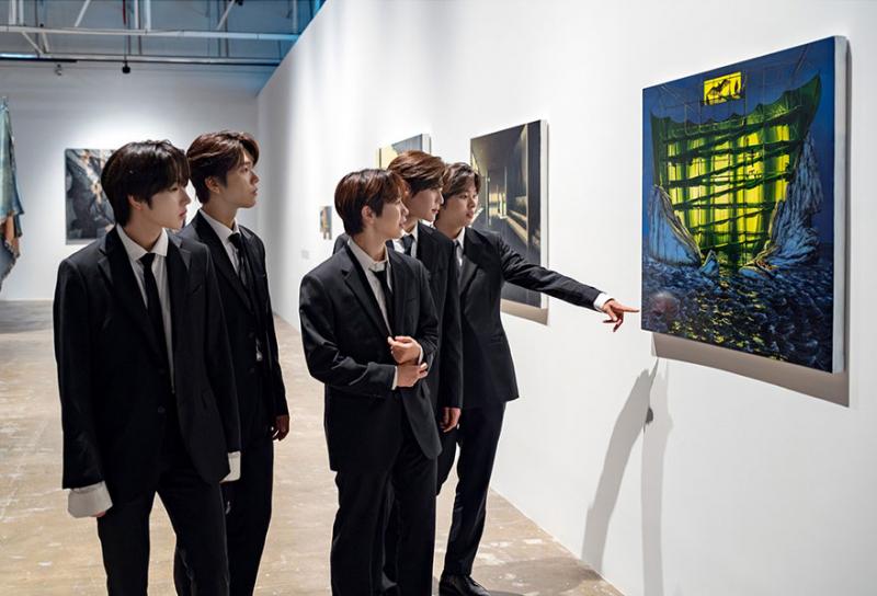 Le groupe de K-Pop NCT Wish en visite à la Biennale de Gwangju, en septembre 2024. © Gwangju Biennale