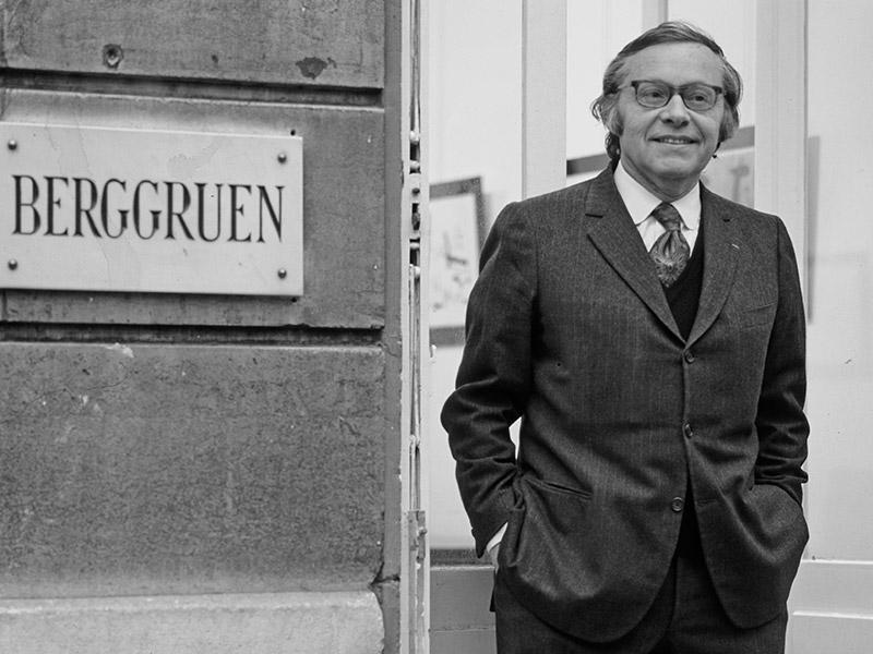 U.H. Mayer, « Heinz Berggruen devant sa galerie au 70, rue de l’Université, Paris, 1971 ». © Berggruen Archive / Photo U.H. Mayer, Düsseldorf