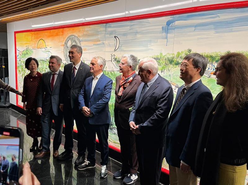 Inauguration de la fresque de Fabrice Hyber dans une station de métro de Shanghaï en présence de Gong Yan, directrice du PSA, Joan Valadou, consul général de France à Shanghai, Hervé Chandès, directeur International de la Fondation Cartier, Fabrice Hyber et Jean-Pierre Raffarin, envoyé spécial d’Emmanuel Macron en Chine © Photo Olivier Celik pour Le Journal des Arts, 8 novembre 2024.