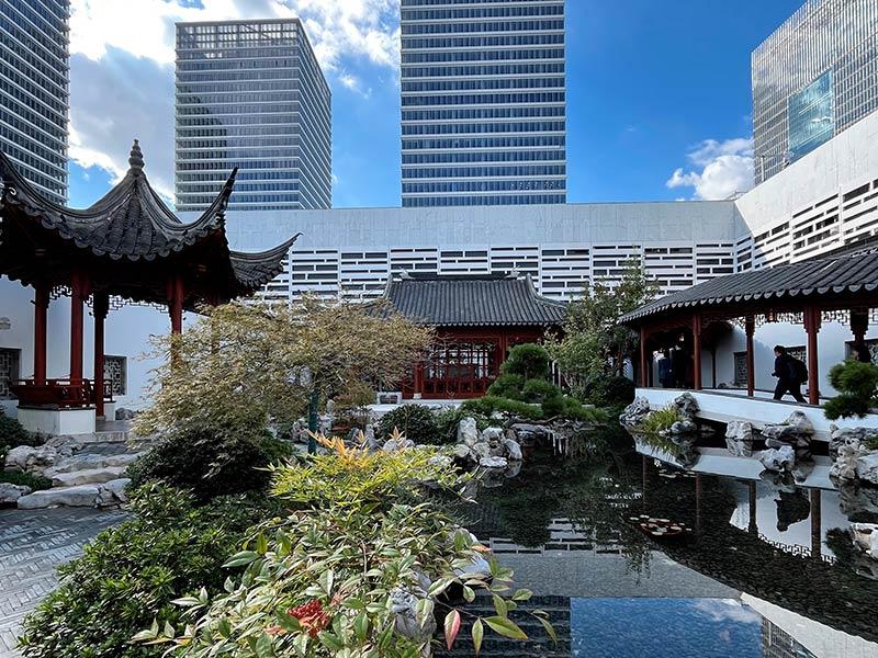 Le jardin chinois sur le toit terrasse du Shanghai Museum East © Photo Olivier Celik pour Le Journal des Arts