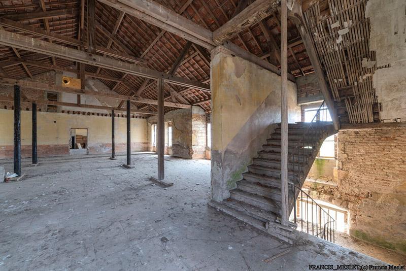 L'intérieur délabré du définitoire de l'abbaye de Cîteaux. © Francis Meslet