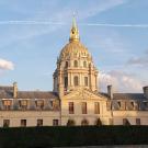 Façade occidentale de l'Hôtel des Invalides à Paris achevée en 1750, dite "Aile des officiers". Cette aile accueille le Musée de l'Ordre de la Libération. - Crédit : <a href="https://commons.wikimedia.org/wiki/File:Fa%C3%A7ade_occidentale_de_l%27H%C3%B4tel_des_Invalides.jpg" title="Voir la source wikimedia.org" target="_blank">Aquilae</a>
