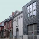 L'entrée du Musée archéologique de Namur se fait par l’ancienne chapelle (au centre) des Bateliers du XIXe siècle. - Crédit : Ville de Namur